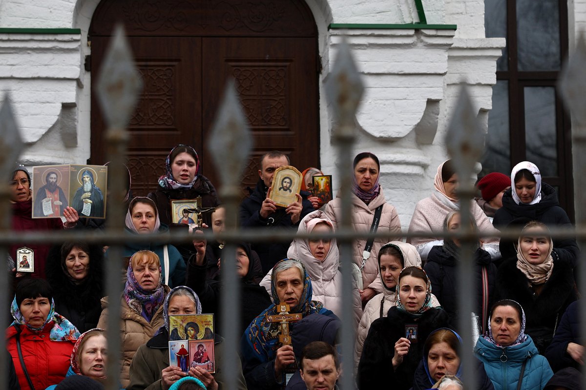 Верующие Украинской православной церкви блокируют вход в церковь на территории Киево-Печерской лавры, Украина, 31 марта 2023 года. Фото: Kai Pfaffenbach / Reuters / Scanpix / LETA