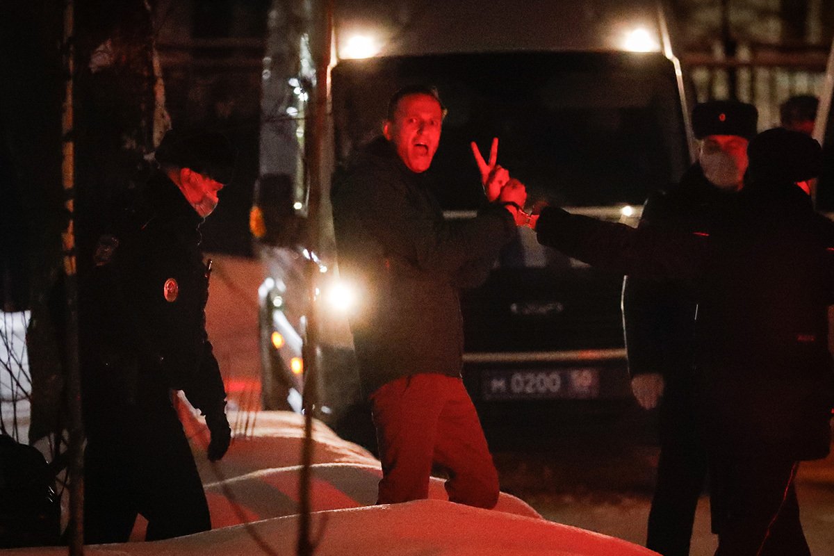 Алексея Навального (в центре) выводят из отделения полиции в подмосковных Химках 18 января 2021 года. Фото: Сергей Ильницкий / EPA-EFE