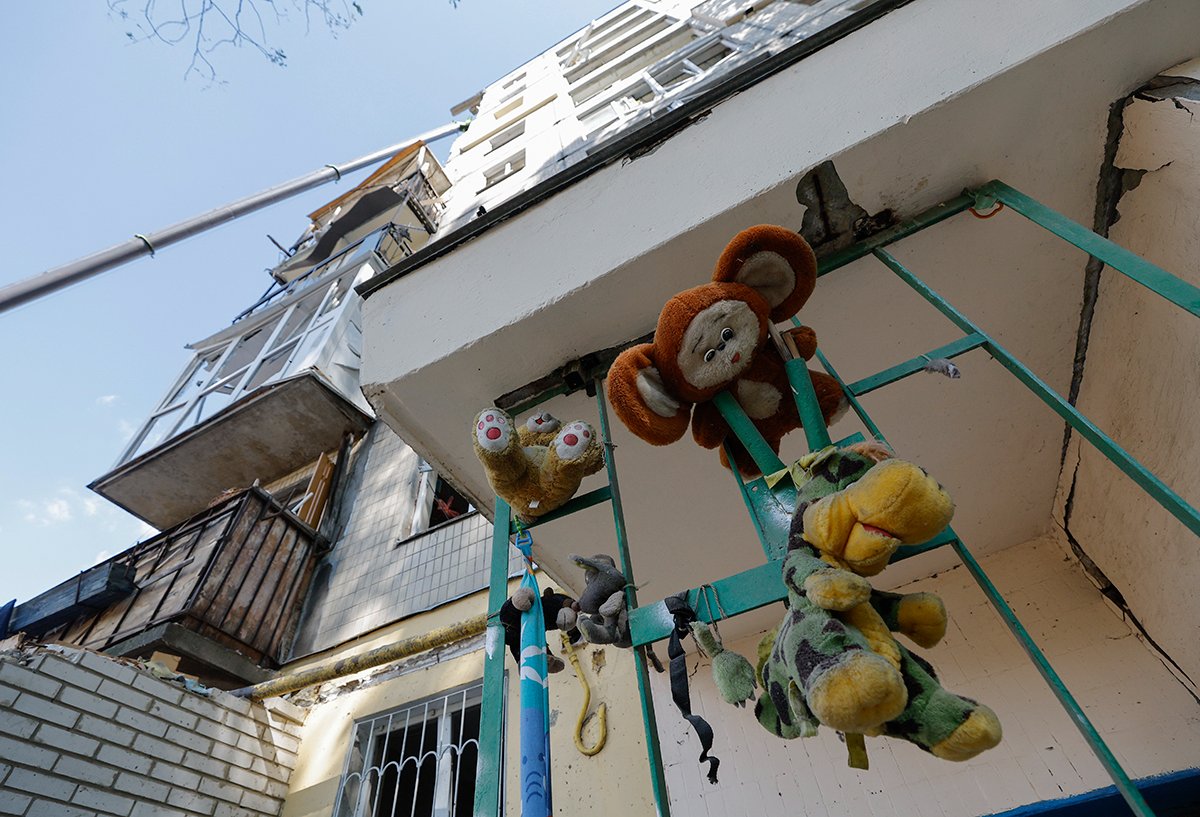 Детские игрушки на месте ракетного удара по девятиэтажному жилому дому в Киеве, Украина, 1 августа 2025 года. Фото: Sergey Dolzhenko / EPA