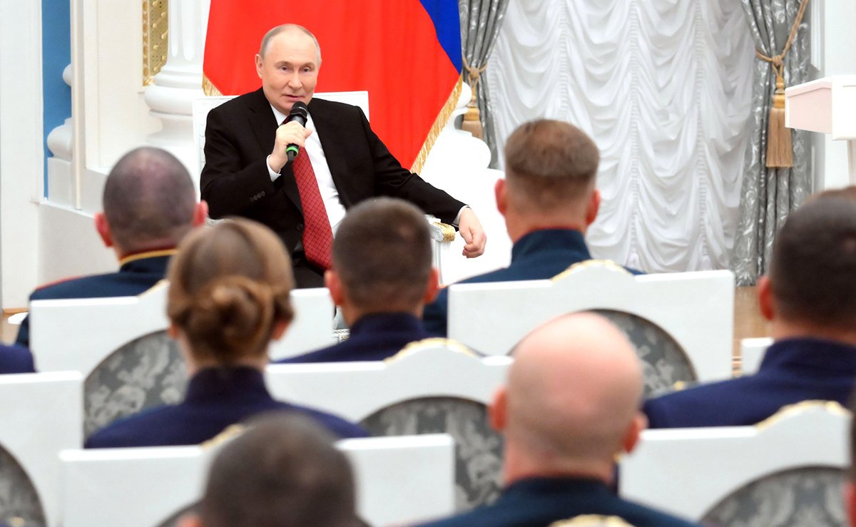 Владимир Путин на встрече с участниками образовательной программы «Время героев», 12 июня 2025 года. Фото: Григорий Сысоев /  kremlin.ru