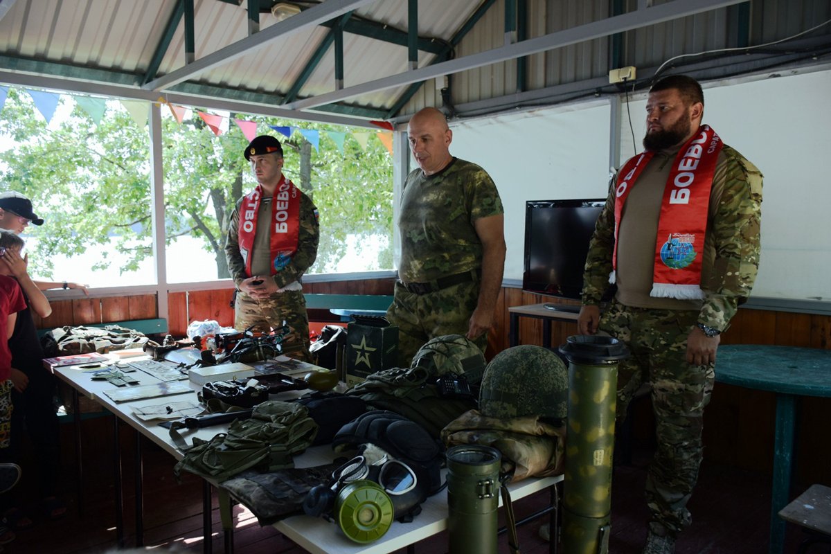 Сергей Фролков (справа) и члены «Боевого братства» во время встречи детей с участниками войны в детском лагере «Олимпиец», Энгельс, 4 июля 2024 года. Фото: администрация Саратова /  VK