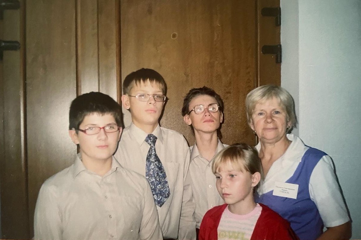 Алена с одноклассниками и учителем русского языка