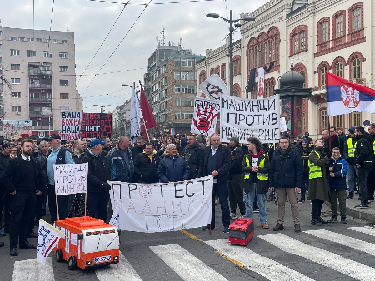 Акция протеста у здания городской транспортной компании Белграда, 5 февраля 2025 года. Фото: Илья Азар / «Новая газета Европа»