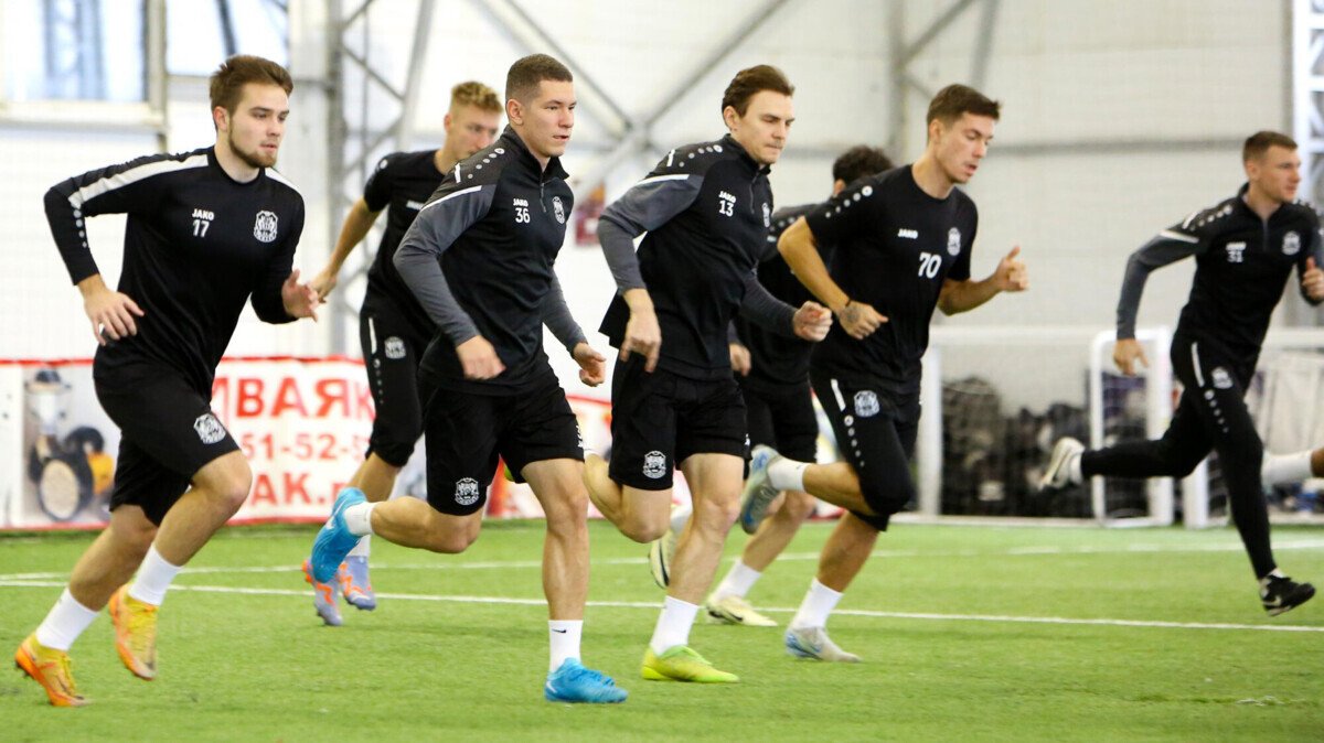 Футболисты «Тюмени» на зимней тренировке. Фото: ФК «Тюмень»