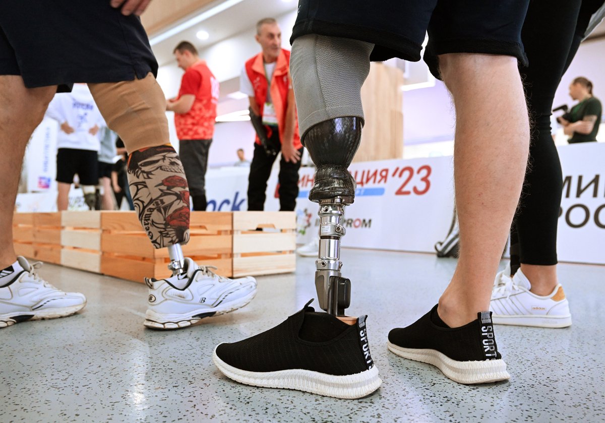 Посетители форума реабилитационной индустрии и универсального дизайна «Надежда на технологии» на ВДНХ, Москва, 30 ноября 2022 года. Фото: Александр Казаков / Коммерсантъ / Sipa USA / Vida Press