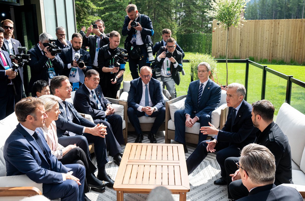 Эммануэль Макрон, Урсула фон дер Ляйен, Марк Рютте, Сигэру Исиба, Фридрих Мерц, Скотт Бессент, Марк Карни, Владимир Зеленский и Кир Стармер во время встречи в Кананаскисе, Канада, 17 июня 2025 года. Фото: Spencer Colby / EPA