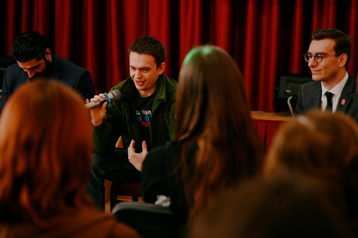 Евгений Рассказов в школе №88 Москвы, 21 февраля 2025 года. Фото: @sch88c /  Telegram