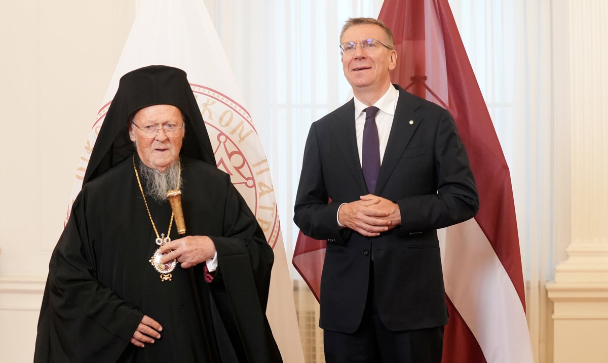 Президент Латвии Эдгарс Ринкевичс и вселенский патриарх Константинопольский Варфоломей I на встрече в Рижском замке, Латвия, 12 сентября 2025 года. Фото: Evija Trifanova / LETA