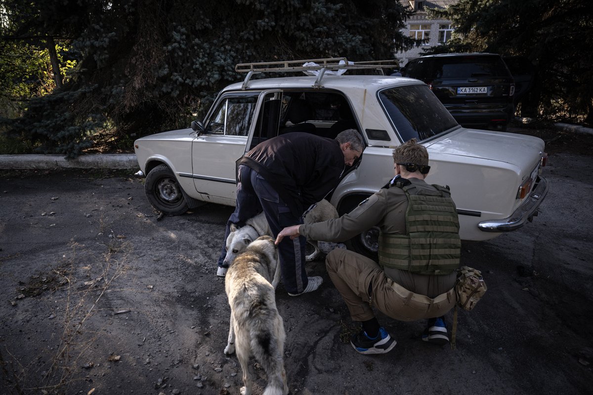 Волонтёры, занимающиеся эвакуацией животных, Харьковская область, Украина, 20 сентября 2023 года. Фото: Ozge Elif Kizil / Anadolu Agency / Abaca Press / ddp images / Vida Press