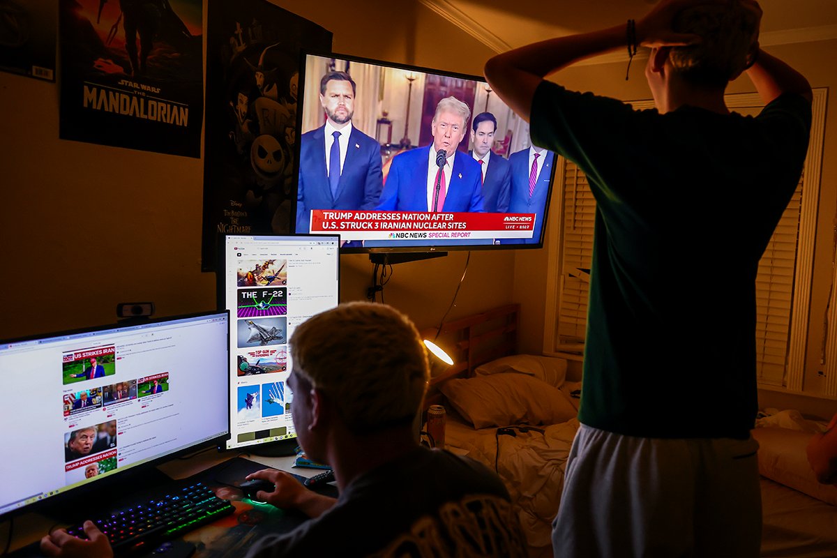 Молодые люди наблюдают за обращением президента США Дональда Трампа к нации, Майами, штат Флорида, США, 22 июня 2025 года. Фото: Cristobal Herrera-Ulashkevich / EPA-EFE