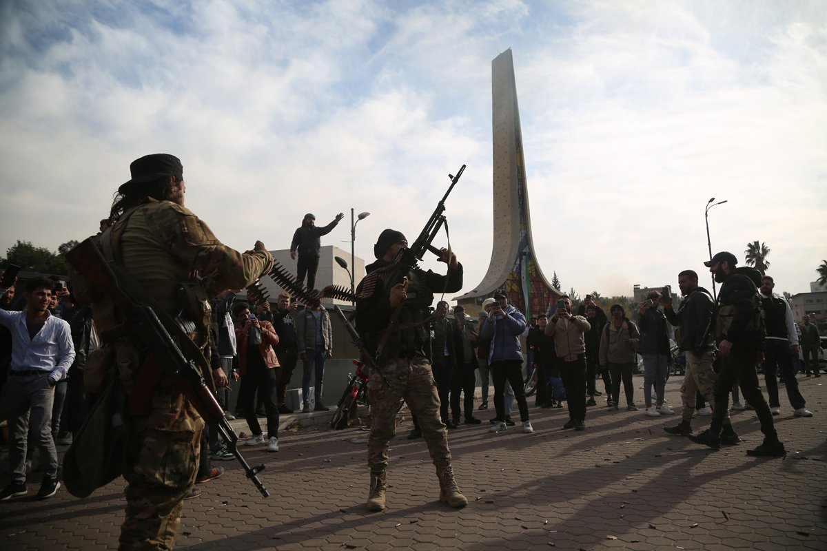 Сирийцы празднуют свержение Асада у памятника «Дамасский меч» на площади Омейядов в Дамаске, 8 декабря 2024 года. Фото: Bilal Al Hammoud / EPA