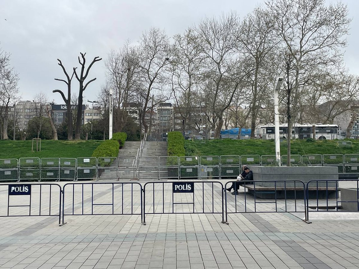 Парк Гези и полицейские ограждения. Фото: Илья Азар, специально для «Новой-Европа»