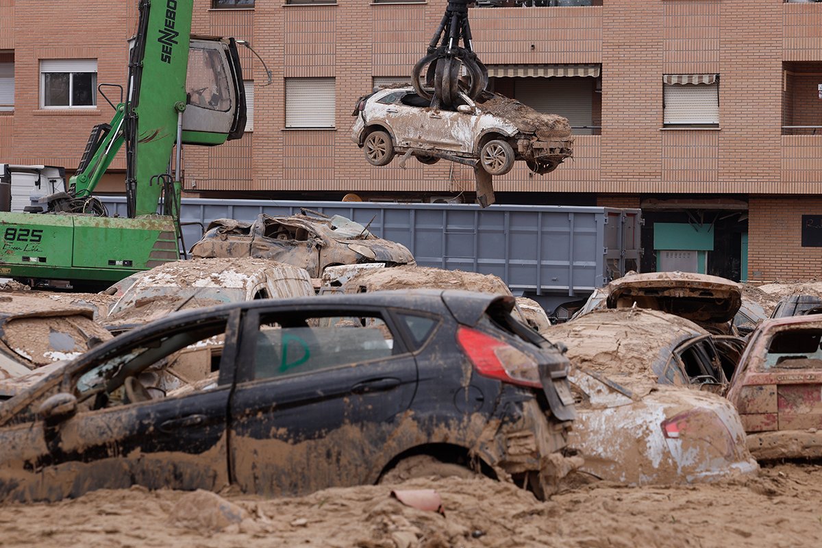 Покрытые грязью автомобили в пострадавшем от наводнения городе Массанасса, Валенсия, восточная Испания, 27 декабря 2024 года. Фото: Foersterling / EPA-EFE