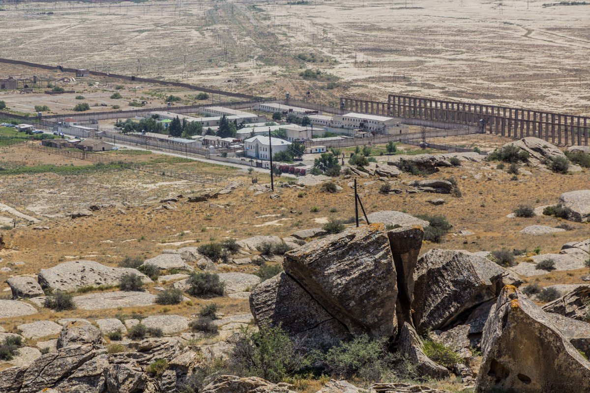 Вид на тюрьму в Гобустане, Азербайджан. Фото: Matyas Rehak / Alamy / Vida Press