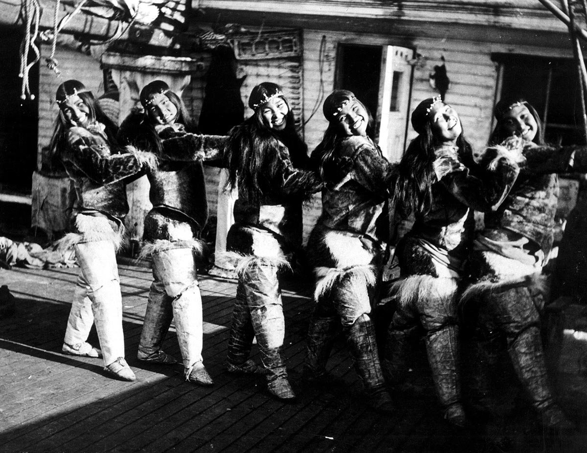 Эскимосские девушки из Северной Гренландии на корабле Арктической экспедиция Пири (1908—1909). Фото: Scanpix / LETA