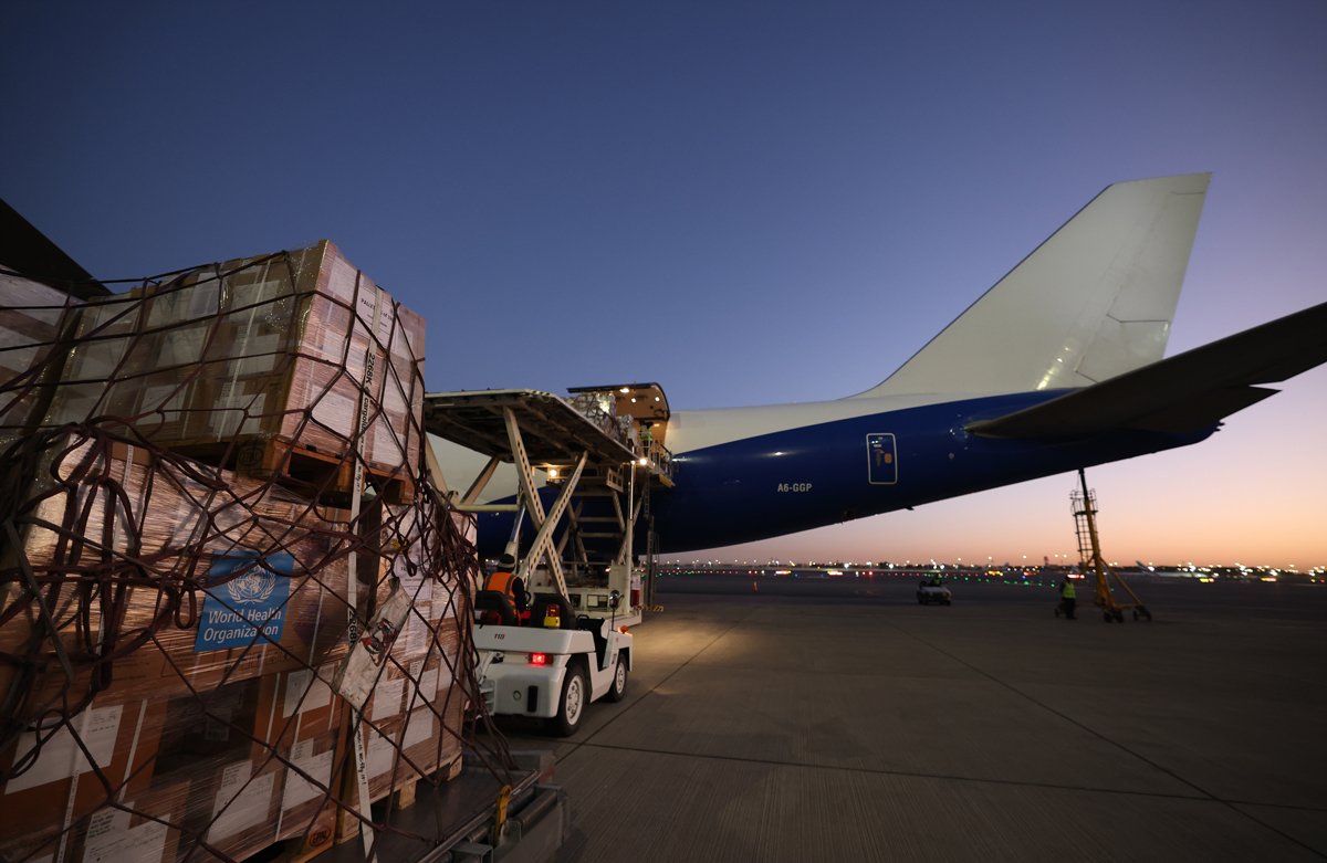 Рабочие загружают гуманитарную помощь и критически важные медицинские препараты, предоставленные Всемирной организацией здравоохранения (ВОЗ) для сектора Газа, в Международном аэропорту Дубая, ОАЭ, 24 января 2025 года. Фото: Ali Haider / EPA