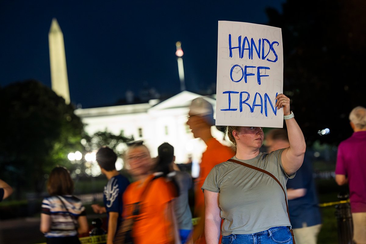 Участница акции протеста Эмма Эдвардс у Белого дома в преддверии обращения президента США Дональда Трампа к нации в связи с решением США нанести удары по ядерным объектам Ирана, Вашингтон, округ Колумбия, США, 21 июня 2025 года. Фото: Jim Lo Scalzo / EPA-EFE