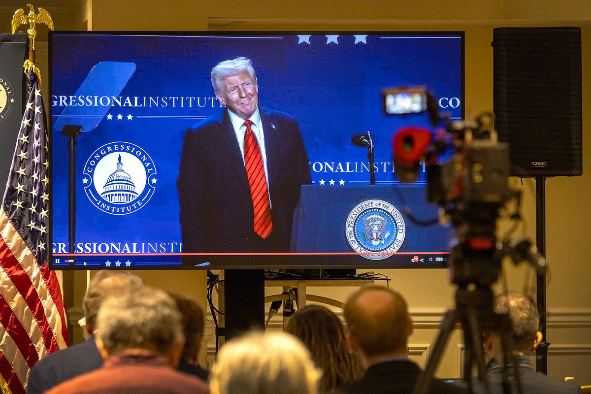 Представители СМИ наблюдают за выступлением президента США Дональда Трампа на телеэкране в Майами, Флорида, США, 27 января 2025 года. Фото: Cristobal Herrera-Ulashkevich / EPA-EFE