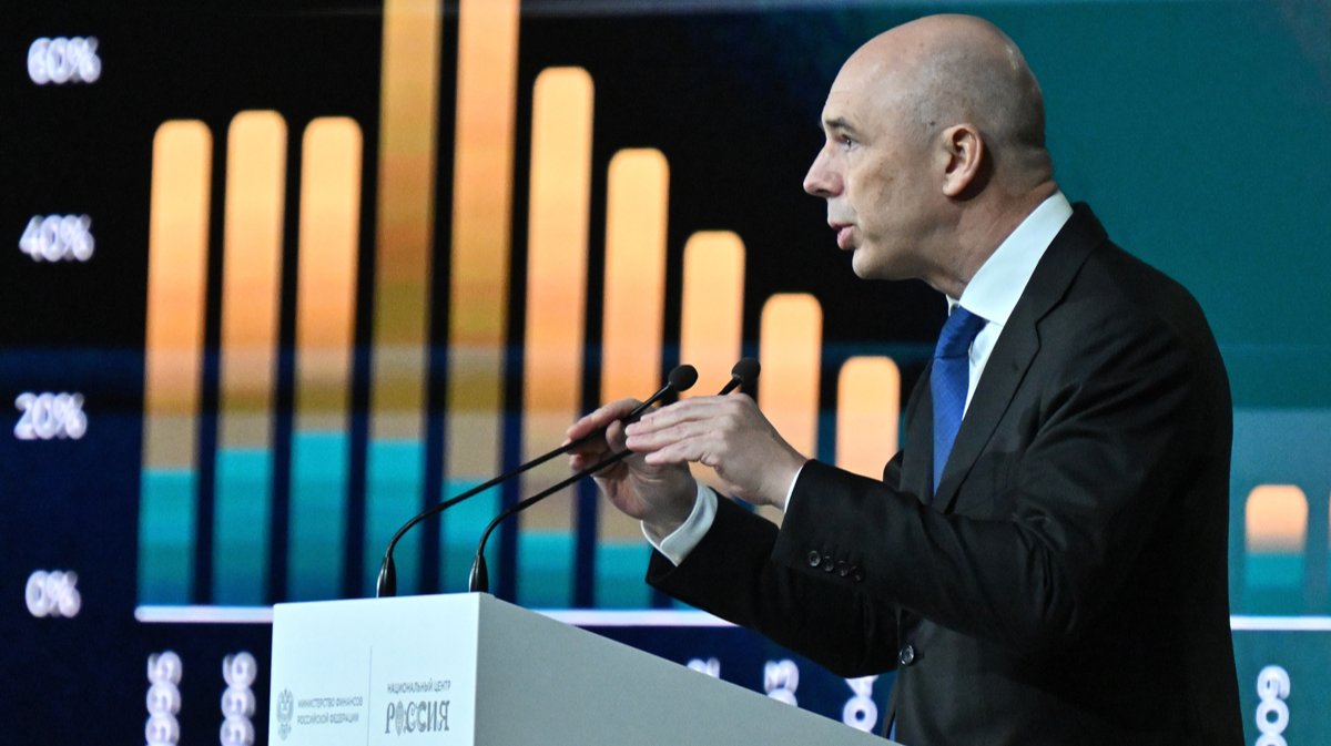 Минфин хочет забирать меньше нефтедолларов в казну на текущие расходы и больше откладывать на черный день