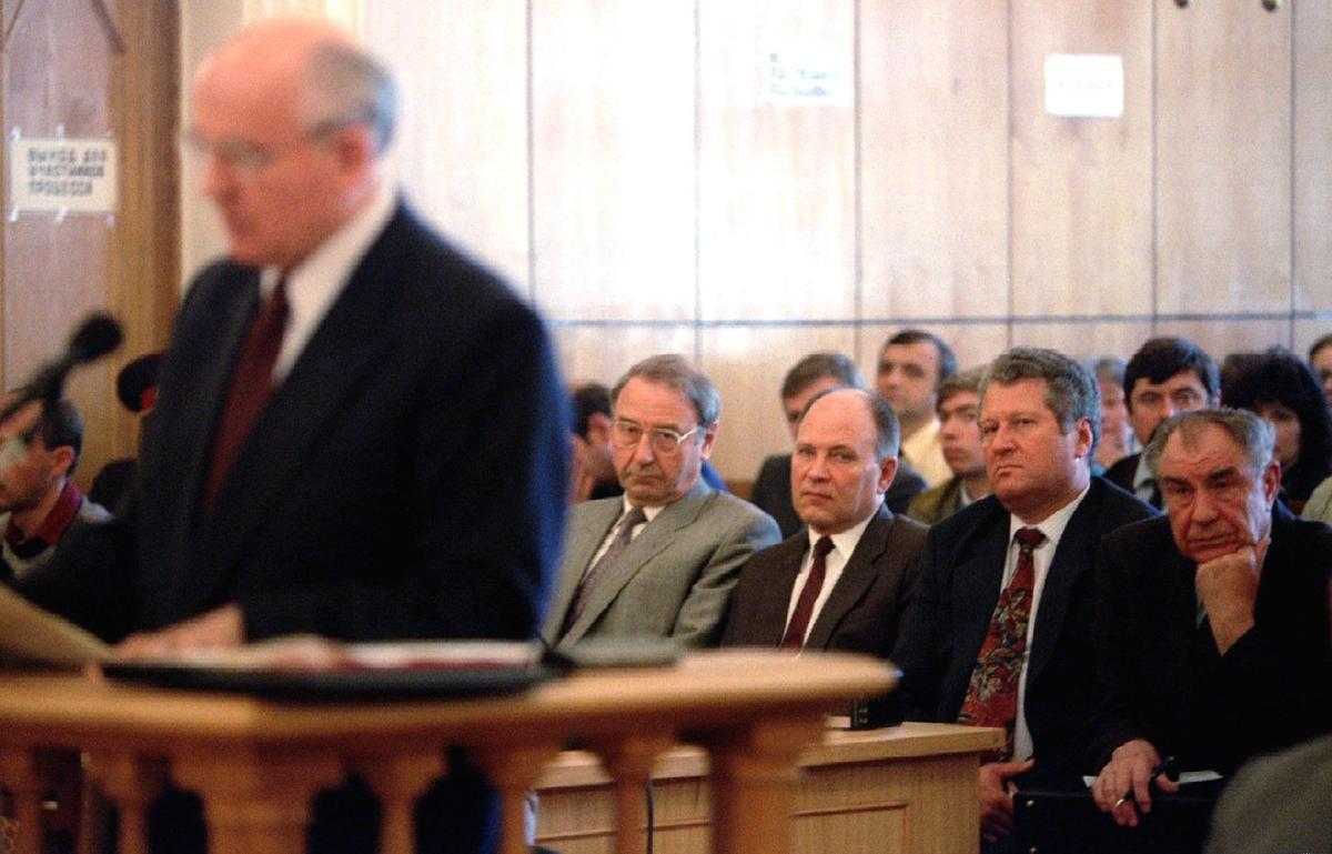 Помилованные участники путча Олег Бакланов, Олег Шенин, Владислав Ачалов, Дмитрий Язов (слева направо) слушают показания Михаила Горбачёва (слева) во время суда над Валентином Варенниковым, 7 июля 1994 года. Фото: Григорий Дукор / Reuters / Scanpix / LETA