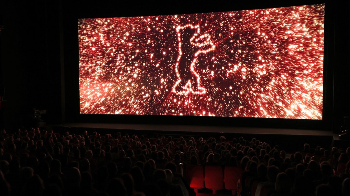 Уроки с сиреной, захват АЭС и похороны в объективе Манского