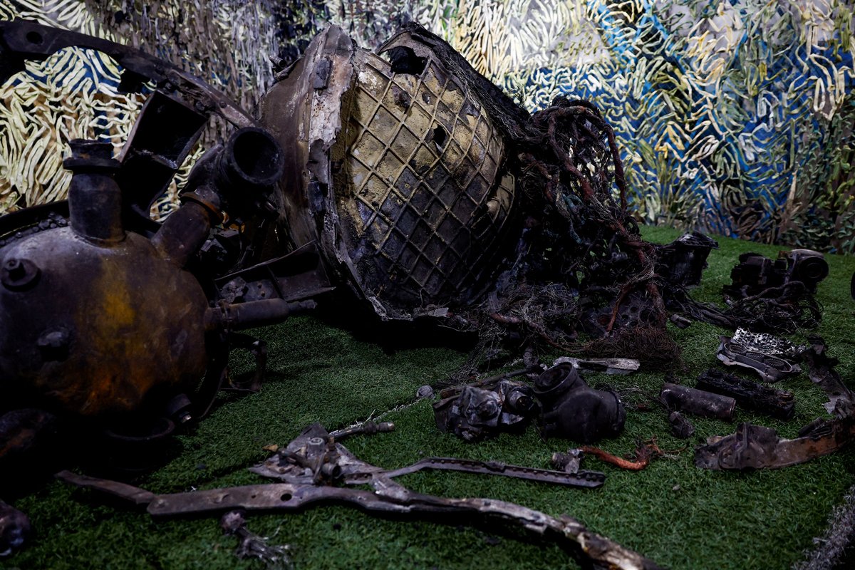 Части баллистической ракеты, которую Россия использовала в ударе по городу Днепр, Украина, 24 ноября 2024 года. Фото: Valentyn Ogirenko / Reuters / Scanpix / LETA