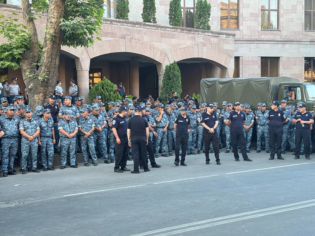 Обстановка у Следственного комитета в Ереване, 27 июня 2025 года. Фото: Варужан Саргсян