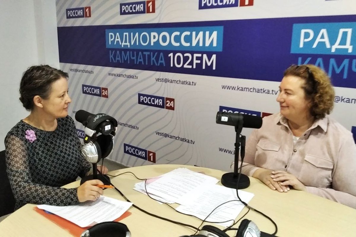 Главврач онкодиспансера Наталья Зиганшина (справа) во время интервью на радио «Россия». Фото:  Министерство здравоохранения Камчатского края