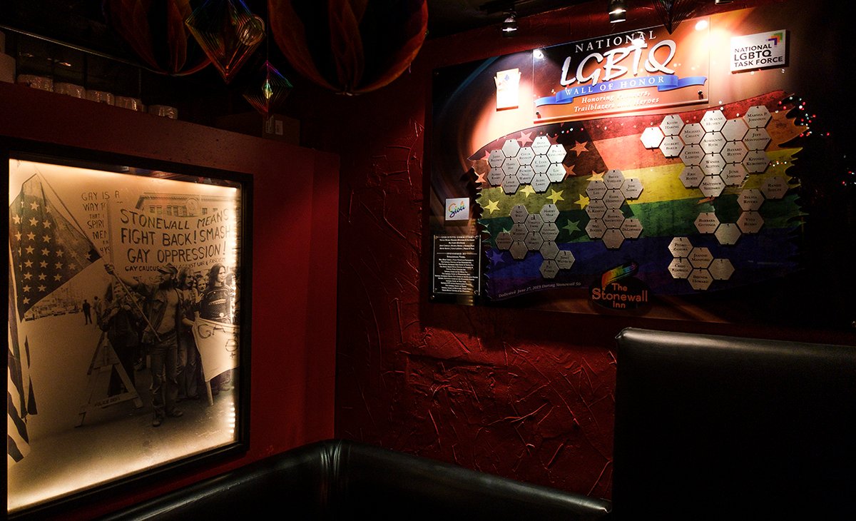 Вид на ЛГБТ-стену почета, которая была установлена в задней части отеля Stonewall Inn перед мероприятием, посвященным 50-летию восстания в Stonewall Inn в Нью-Йорке, 28 июня 2019 года. Фото: Justin Lane / EPA