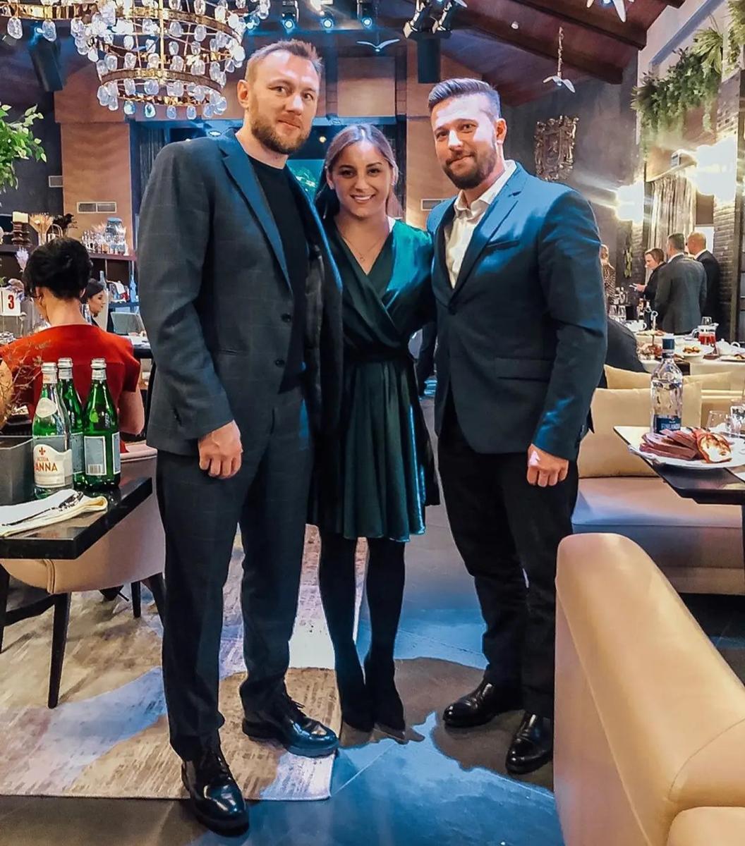 Бывшие хоккеисты белорусской сборной Константин Кольцов, Ярослав Чуприс и борец Мария Мамошук на открытии ресторана «Лебяжий». Фото: соцсети