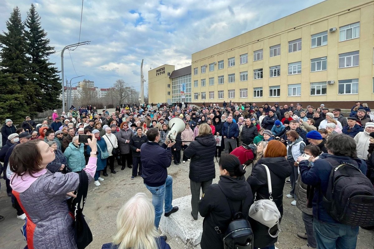 Саратовцы в парке «Территория детства» во время встречи с депутатом Госдумы от КПРФ Ольгой Алимовой, 22 марта 2025 года. Фото:  VK