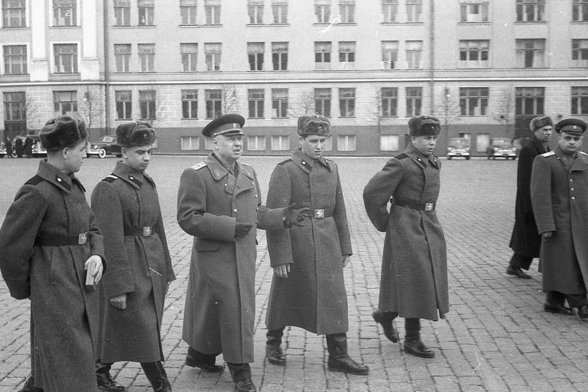 Слева направо: Федотов, Зиганшин, начальник ГлавПУРа генерал армии Ф. И. Голиков, Поплавский, Крючковский. Москва, март 1960 года. Фото: Евгений Петраков / Wikimedia (CC BY-SA 4.0)