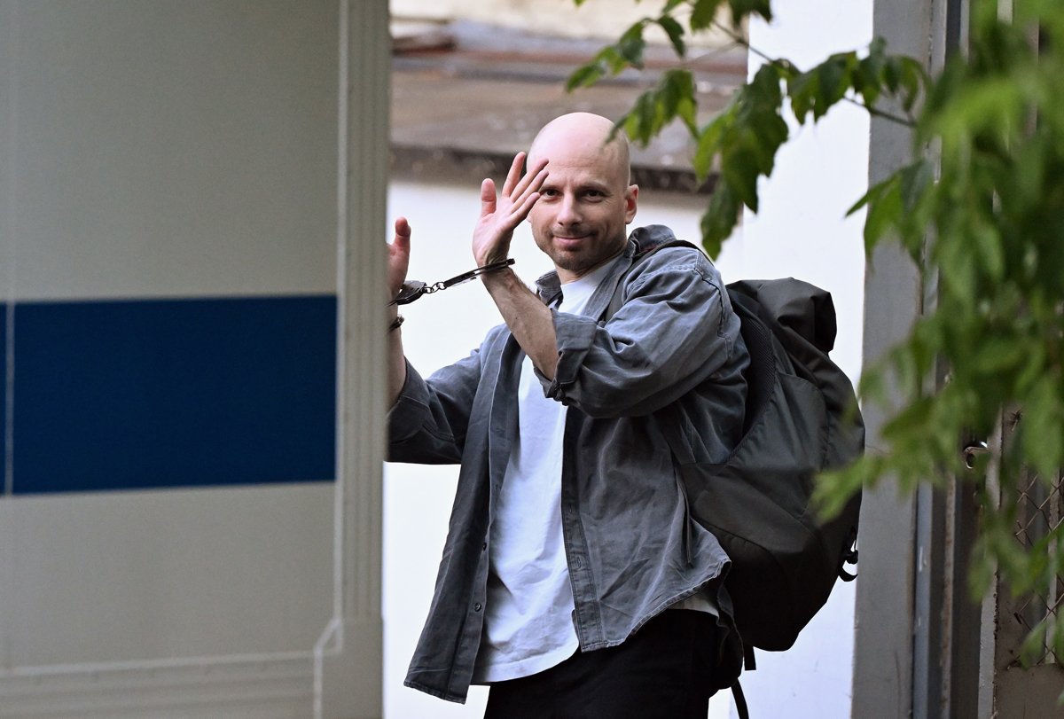 Сергей Карелин в наручниках после рассмотрения ходатайства следствия о продлении ареста, Москва, 25 июня 2024 года. Фото: Фото: Игорь Иванько / Коммерсантъ / Sipa USA / Vida Press