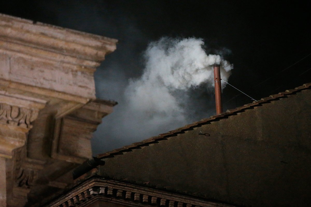 Белый дым поднимается из трубы на крыше Сикстинской капеллы, знаменуя избрание нового Папы Римского, 13 марта 2013 года. Фото: Valdrin Xhemaj / EPA