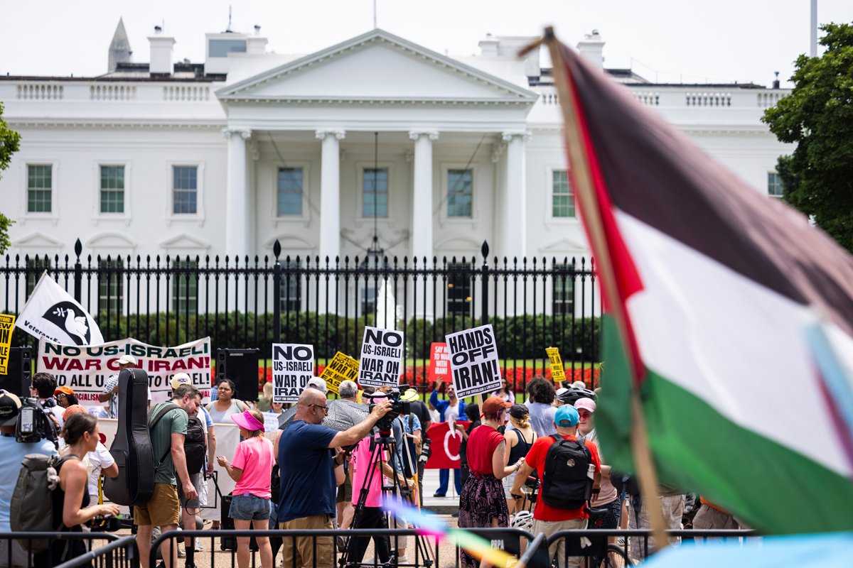 Протестующие у Белого дома в Вашингтоне выражают несогласие с решением Трампа нанести удары по ядерным объектам в Иране, округ Колумбия, США, 22 июня 2025 года. Фото: Jim Lo Scalzo / EPA