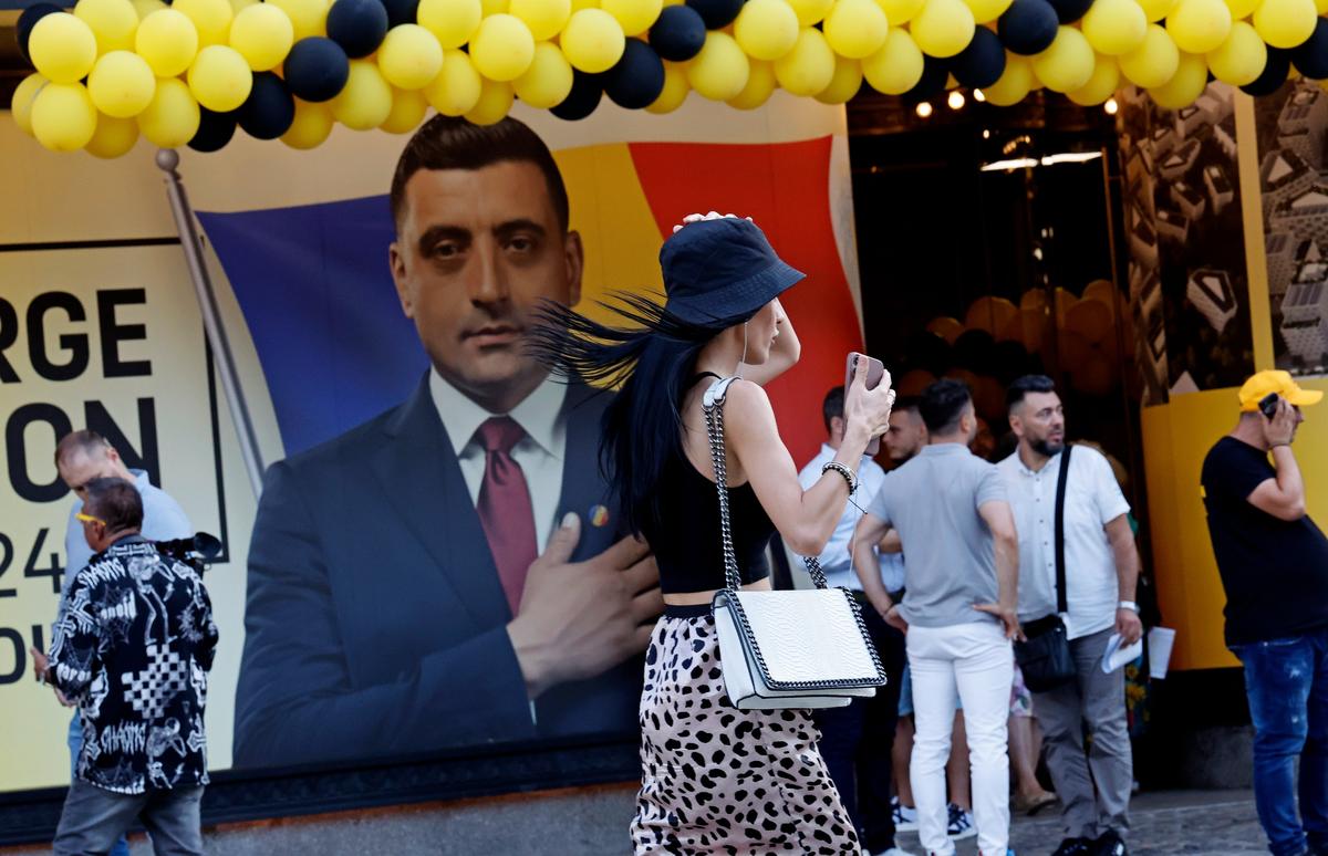 Баннер с изображением Джорджа Симиона перед президентским предвыборным центром AUR после его инаугурации в центре Бухареста, Румыния, 22 июля 2024 года. Фото: Robert Ghement / EPA-EFE