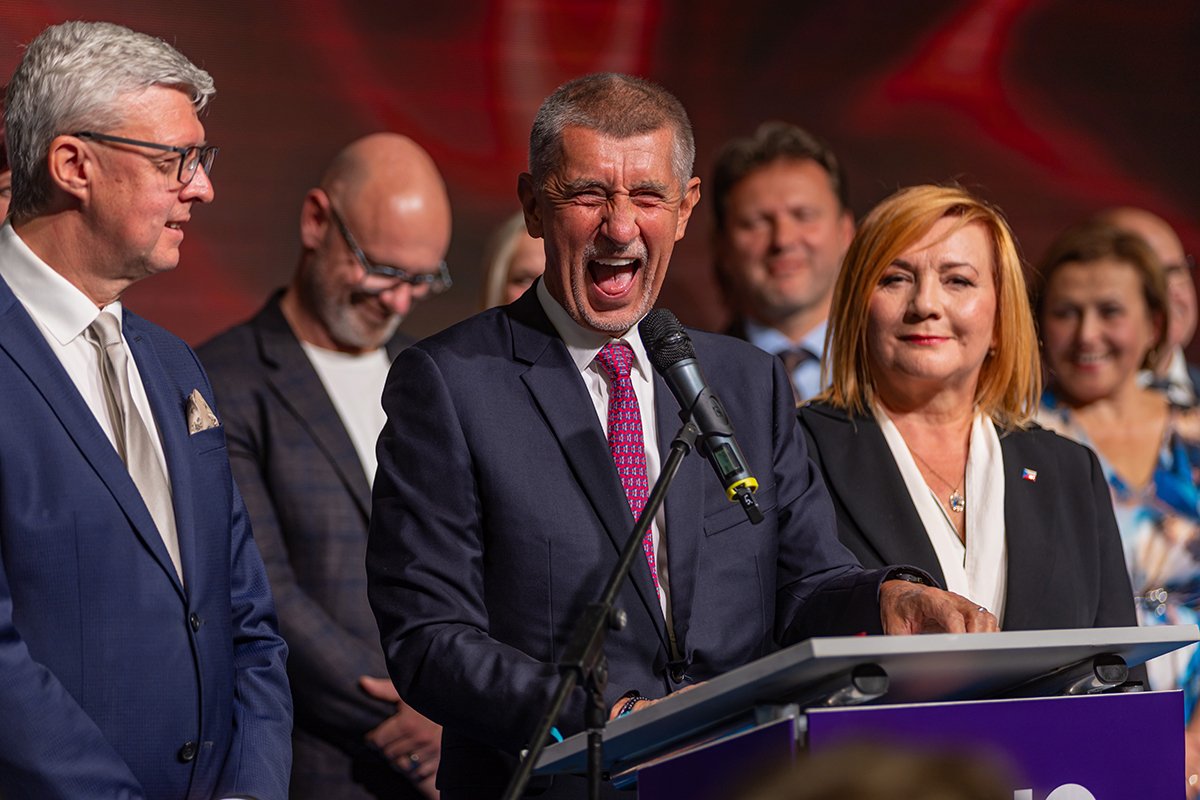 Андрей Бабиш, лидер движения ANO, выступает с речью на предвыборном мероприятии движения ANO в Праге, Чешская Республика, 4 октября 2025 года. Фото: Martin Divisek / EPA