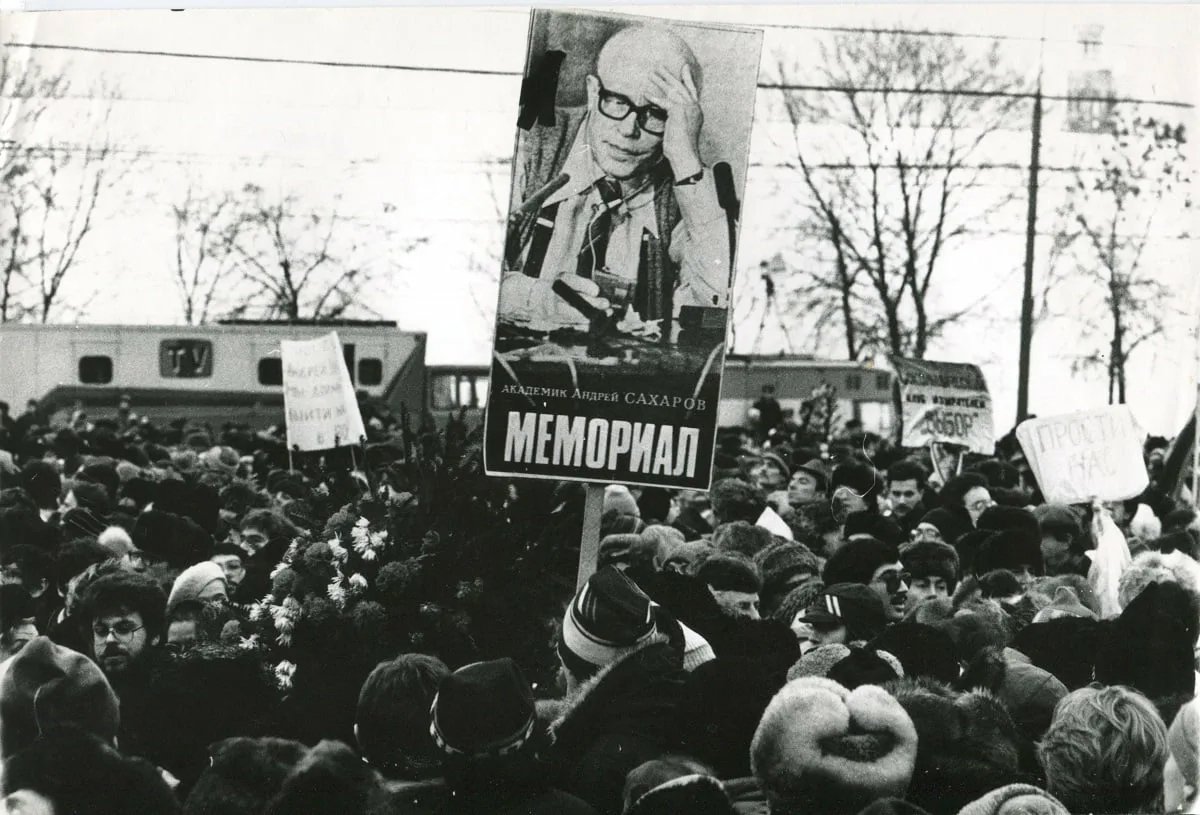 Траурный митинг в Лужниках. Демонстранты с портретом Андрея Сахарова, 1989 год. Фото:  memo.ru