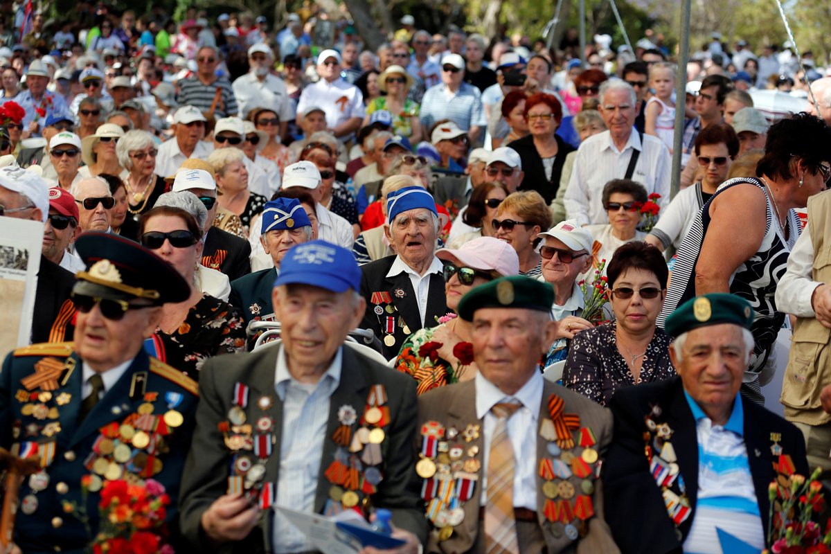 Ветераны Второй мировой войны и члены их семей участвуют в праздновании по случаю Дня Победы, Ашдод, 8 мая 2017 года. Фото: Amir Cohen / Reuters / Scanpix / LETA