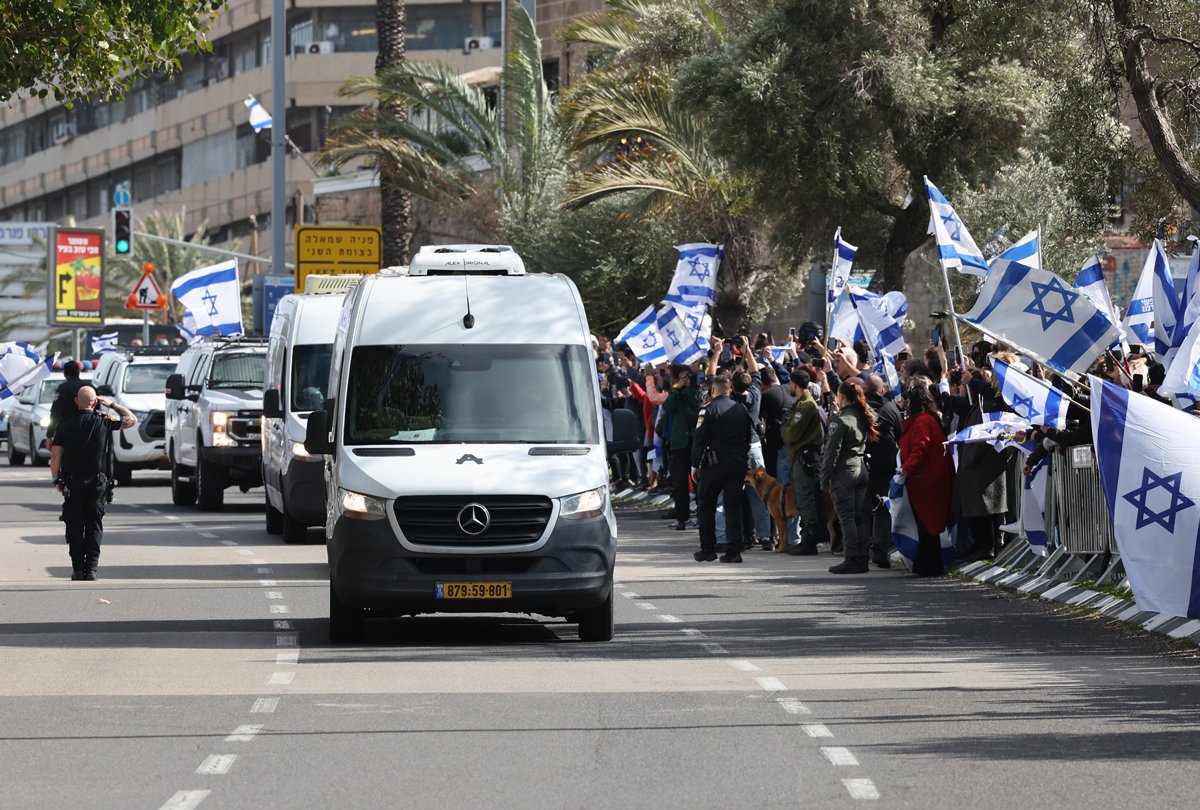 Кортеж с телами заложников, переданных ХАМАС, прибывает в Национальный центр судебной медицины, Тель-Авив, 20 февраля 2025 года. Фото: Abir Sultan / EPA