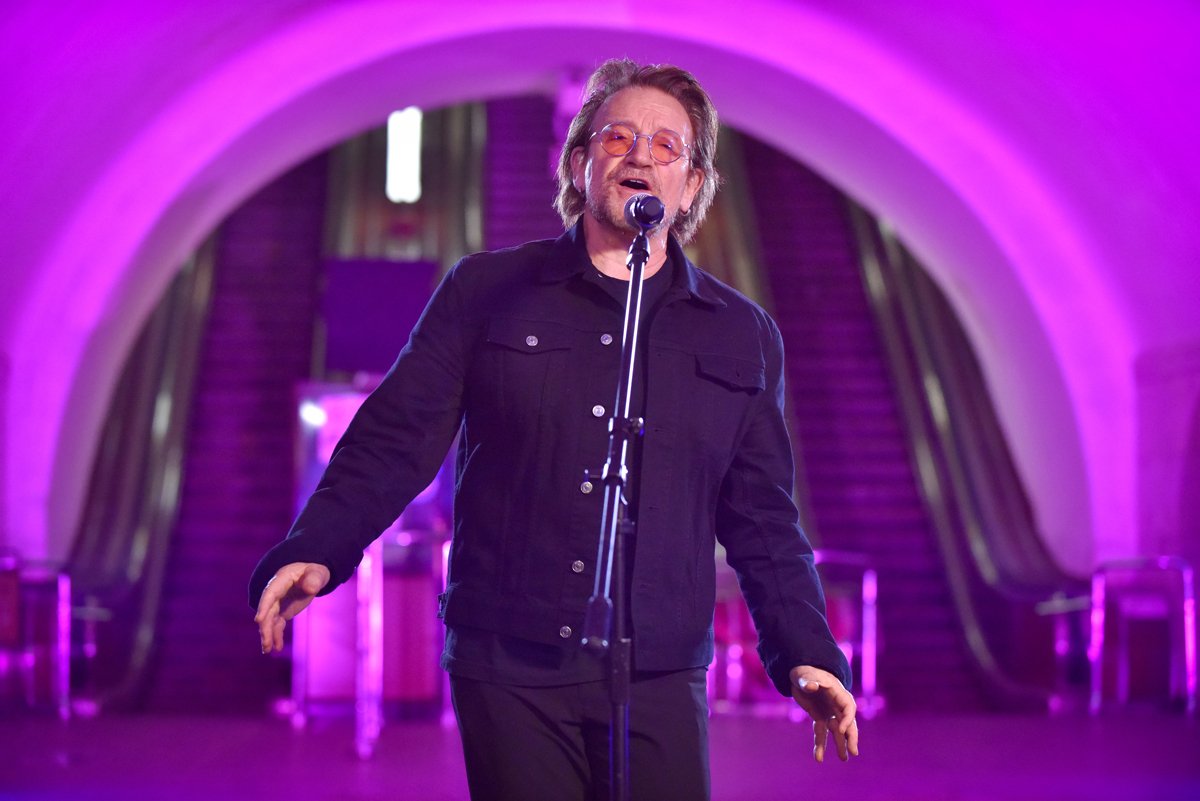 Боно, вокалист группы U2, выступает на станции метро «Крещатик» в Киеве, 8 мая 2022 года. Фото: Oleg Petrasyuk / EPA