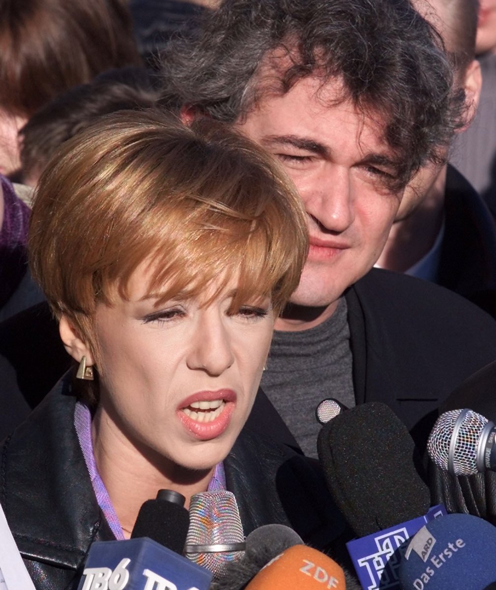 Журналисты НТВ Марианна Максимовская и Дмитрий Дибров разговаривают с коллегами у телецентра «Останкино» в Москве, 3 апреля 2001 года. Фото: Сергей Карпухин / Reuters / Scanpix / LETA